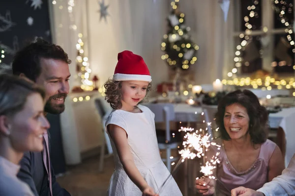 Klein meisje met ouders en grootouders binnen vieren Kerstmis. — Stockfoto