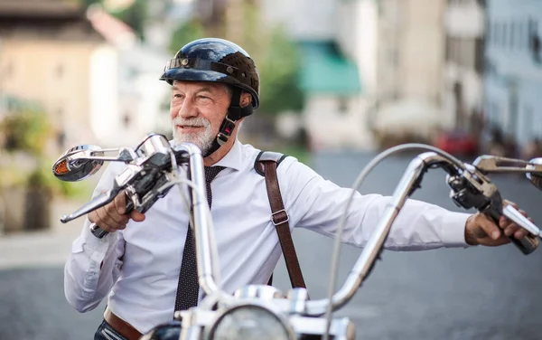 Přední pohled seniora obchodníka s motocyklem ve městě. — Stock fotografie