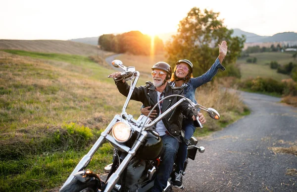 Kırsalda motosikletli neşeli yaşlı çift gezginleri.. — Stok fotoğraf