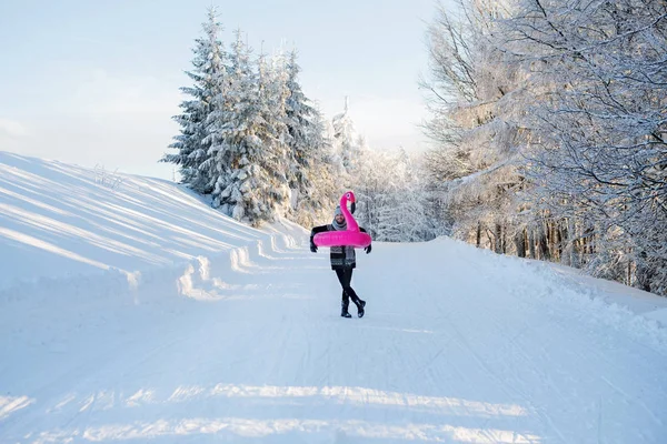 Joven al aire libre en la nieve en el bosque de invierno, divertirse . —  Fotos de Stock