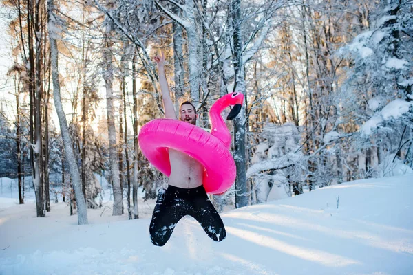 Kış ormanlarında kar altında üstsüz genç adam eğleniyor.. — Stok fotoğraf