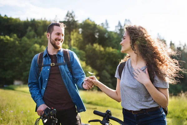 Giovani turisti coppia viaggiatori con scooter elettrici nella natura . — Foto Stock