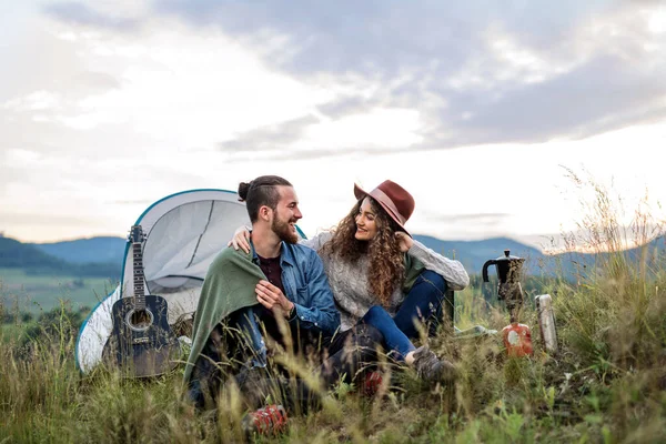 Jeune touriste couple voyageurs avec tente abri assis dans la nature, au repos . — Photo