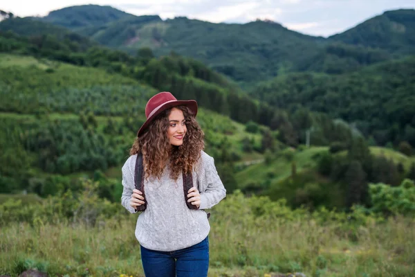 Ung turist kvinna resenär med ryggsäck Walking in Nature. — Stockfoto