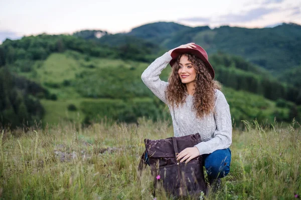 Young tourist woman traveller with backpack in nature, resting. — ストック写真