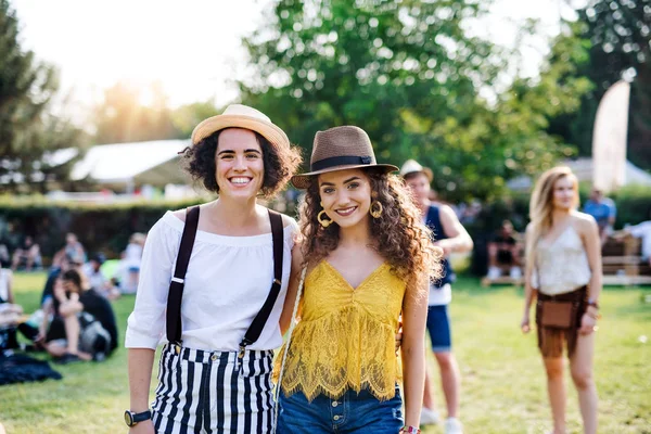 Retrato de dos amigas jóvenes de pie en el festival de verano . —  Fotos de Stock