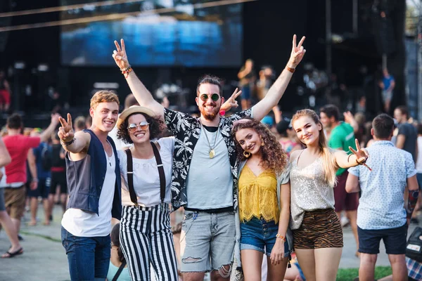 Groep jonge vrienden op zomerfestival. — Stockfoto