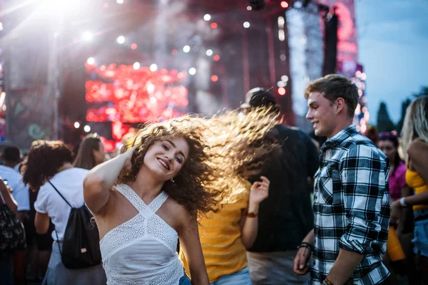 Grupo de jóvenes amigos bailando en el festival de verano . — Foto de Stock