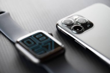 Nova Bana, Slovakya - 12 Kasım 2019: New Apple Watch Serisi 5 ve iphone 11 Pro akıllı telefon.