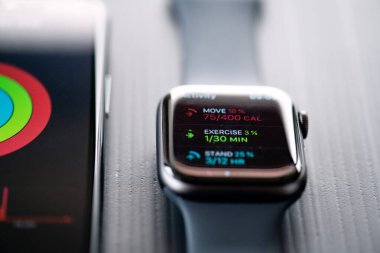 Nova Bana, Slovakya - 12 Kasım 2019: New Apple Watch Serisi 5 ve iphone 11 Pro akıllı telefon.