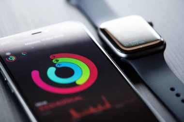 Nova Bana, Slovakya - 12 Kasım 2019: New Apple Watch Serisi 5 ve iphone 11 Pro akıllı telefon.