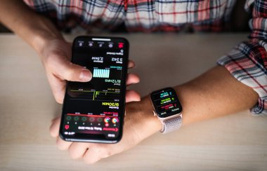 Nova Bana, Slovakya - 12 Kasım 2019: New Apple Watch Serisi 5 ve iphone 11 Pro akıllı telefon.