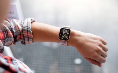 Nova Bana, Slovakya - 12 Kasım 2019: New Apple Watch Serisi 5
