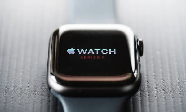 NOVA BANA, ESLOVAQUIA - 12 NOV 2019: Nuevo Apple Watch Series 5 — Foto de Stock