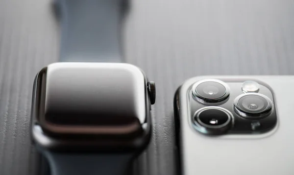 Nova bana, Slowakei - 12. November 2019: neue Apple Watch Serie 5 und iphone 11 pro smartphone. — Stockfoto