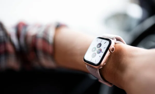 Nova Bana, Slovensko - 12. listopadu 2019: Nová Apple Watch Series 5 — Stock fotografie