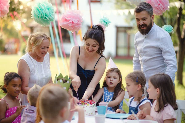 Gyerekek születésnapi party szabadban nyáron, ünneplés koncepció. — Stock Fotó