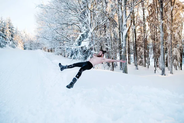 Topless ung man utomhus i snö i vinterskogen, ha kul. — Stockfoto