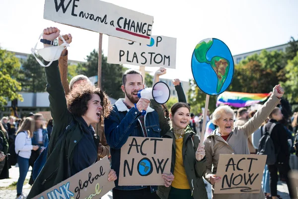 Люди с плакатами и усилителем на глобальной забастовке за изменение климата . — стоковое фото