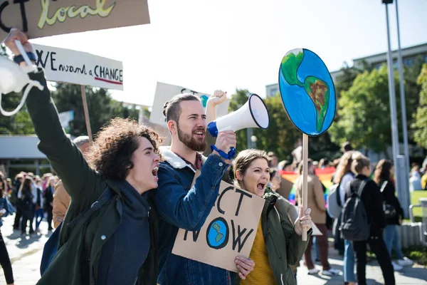 Persone con cartelli e amplificatore in sciopero globale per il cambiamento climatico . — Foto Stock