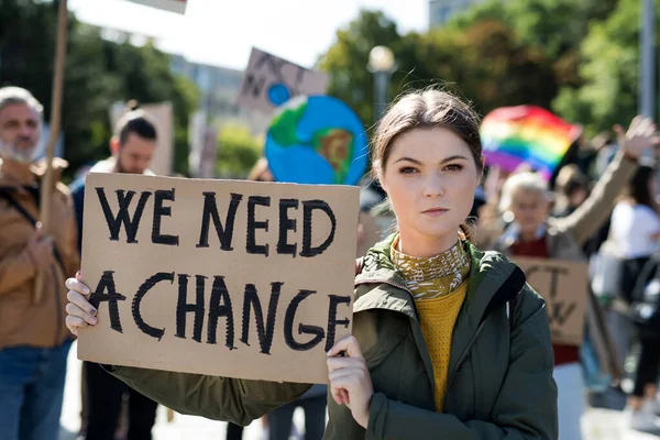 Persone con cartelli e manifesti sullo sciopero globale per il cambiamento climatico . — Foto Stock