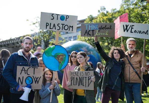 Menschen mit Plakaten und Plakaten im globalen Streik für den Klimawandel. — Stockfoto