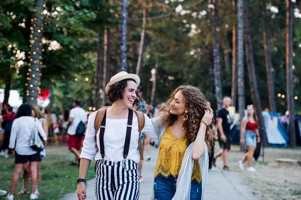Retrato de duas jovens amigas no festival de verão, caminhando . — Fotografia de Stock