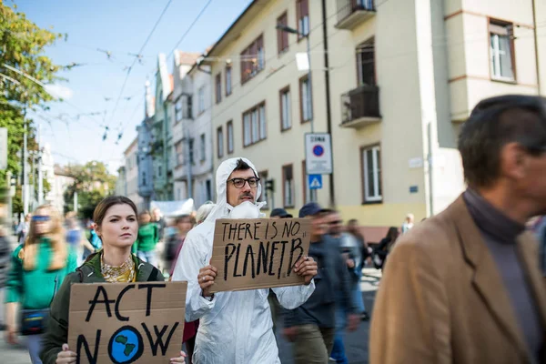 Personas con pancartas y traje de protección en huelga global por el cambio climático . —  Fotos de Stock