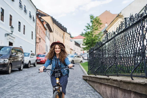 小さな町で電動スクーターを持つ美しい若い女性観光旅行者. — ストック写真