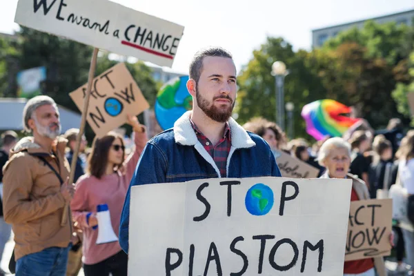 Persone con cartelli e manifesti sullo sciopero globale per il cambiamento climatico . — Foto Stock