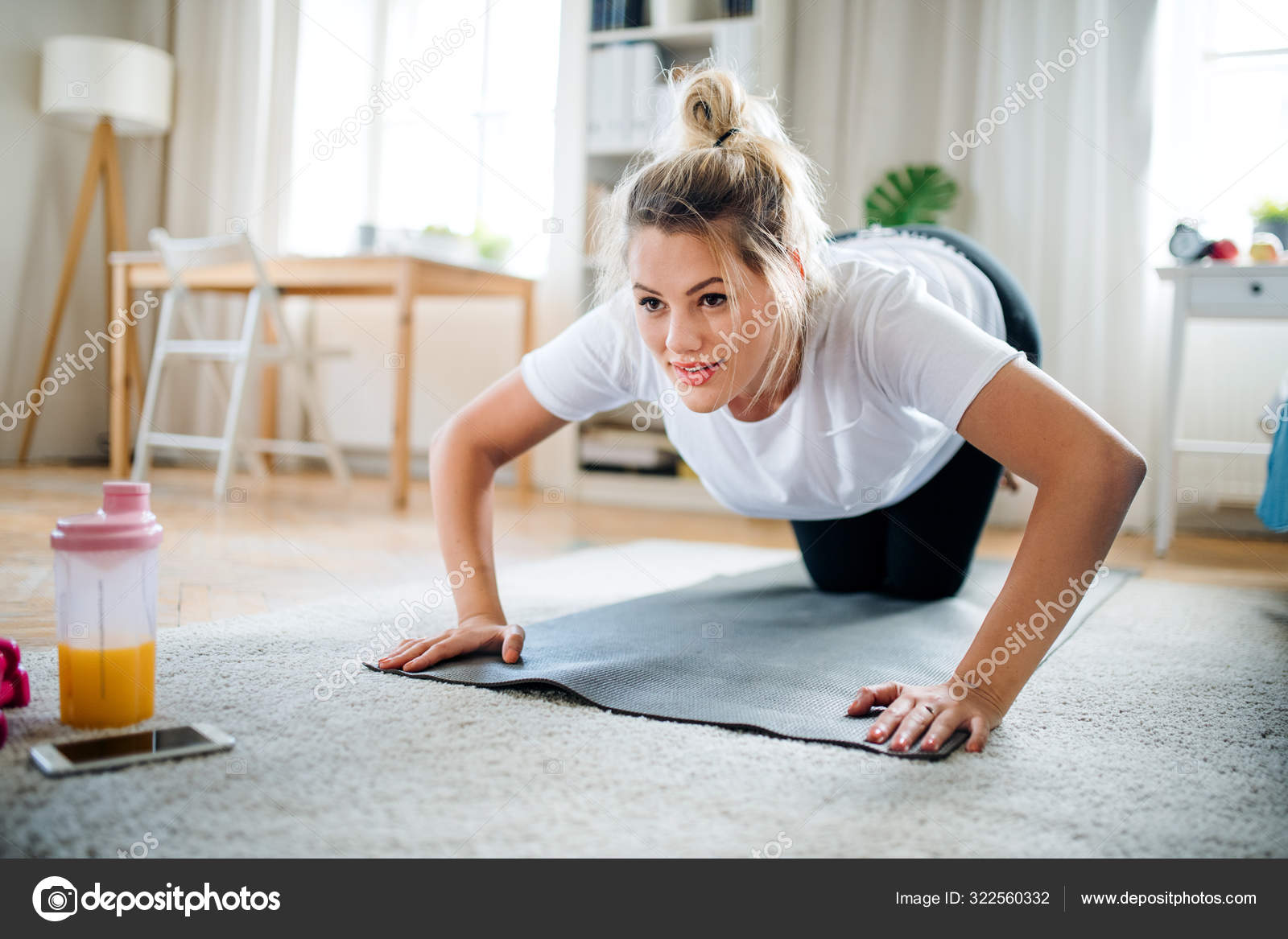 молодая женщина занимается видео. взрослый мужчина и девочка. зарядка по амосову 1000 движений. оздоровительные системы. Exercise in notebook.