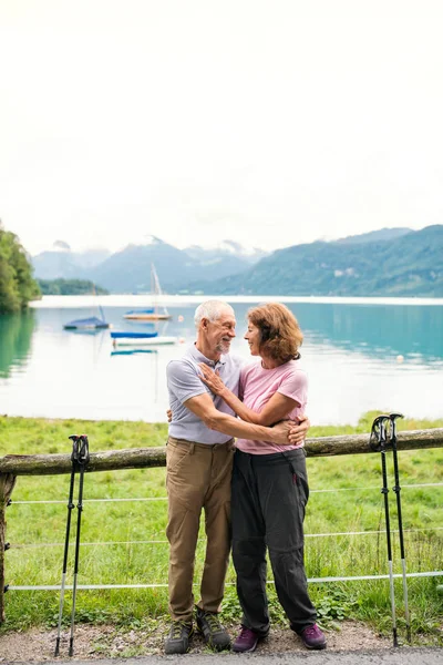 Una coppia di anziani pensionati escursionisti in piedi nella natura, a riposo . — Foto Stock
