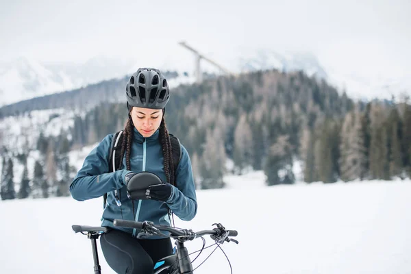 겨울철에 야외에서 자전거를 타고 있는 산악자전거타는 여자. — 스톡 사진