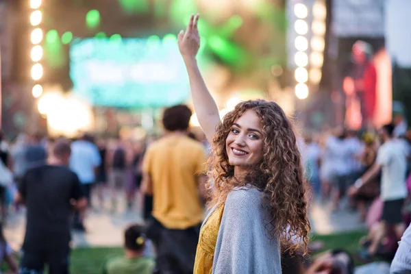 Bella giovane donna che balla al festival estivo . — Foto Stock