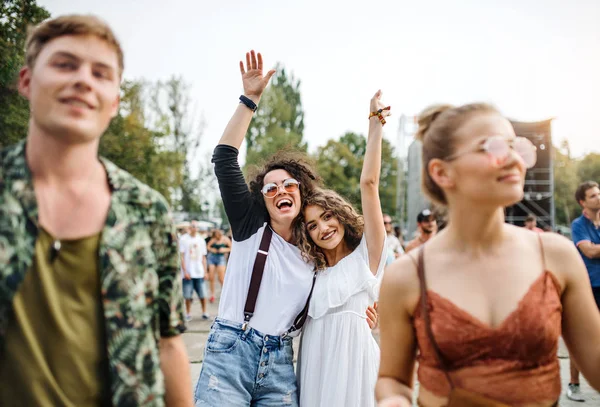 Front view portrait of group of young friends dancing at summer festival. — Stock Photo, Image