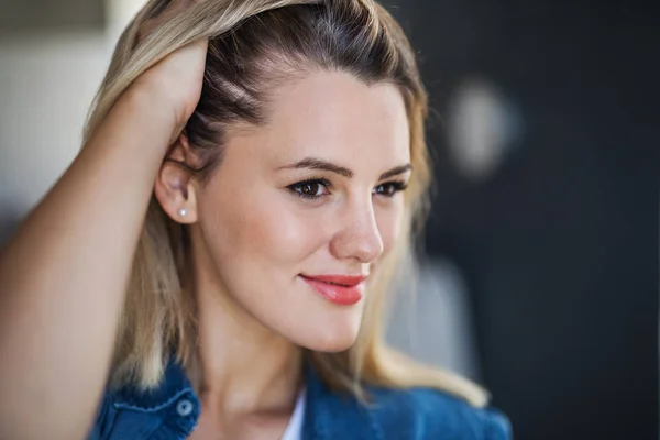 Retrato de cerca de la joven feliz en el interior de casa . —  Fotos de Stock