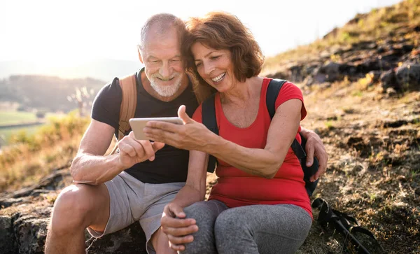 Senior turista pareja excursionistas en la naturaleza, tomando selfie . — Foto de Stock