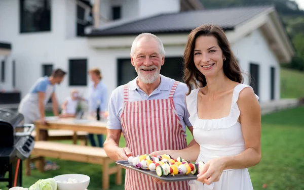 Porträt einer Mehrgenerationenfamilie im Freien auf Gartengrill, Grillen. — Stockfoto