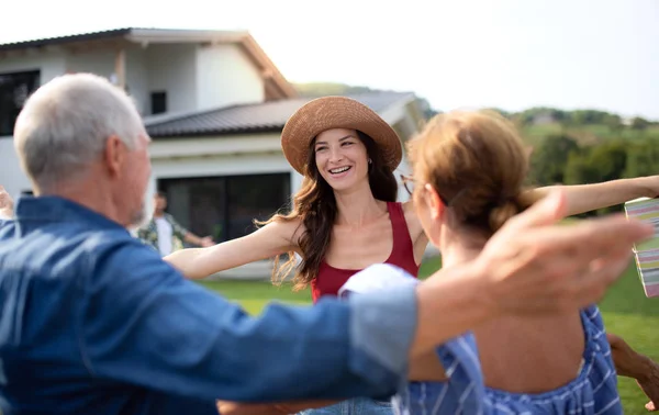 Portrait of happy people outdoors on family birthday party, greting. — Stock Photo, Image