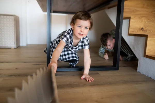 Gelukkig kleine kinderen spelen binnen thuis. — Stockfoto