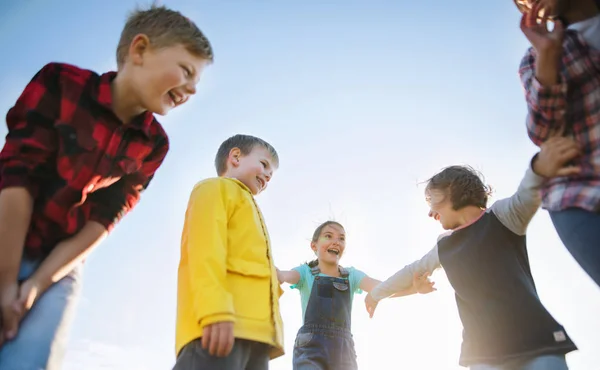 Gruppe von Schulkindern steht auf Exkursion in der Natur und blickt in die Kamera. — Stockfoto