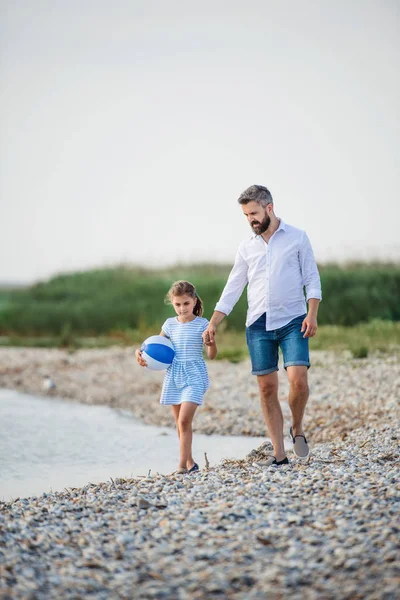 Padre maturo e figlia piccola in vacanza passeggiando lungo il lago . — Foto Stock