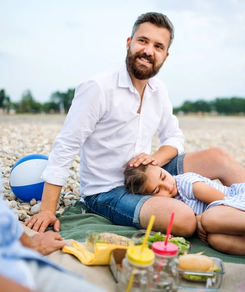Babası yorgun kızıyla gölün kenarında piknik yapıyor.. — Stok fotoğraf