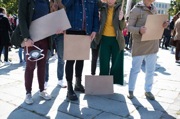 Неузнаваемые люди с плакатами и плакатами о глобальной забастовке за изменение климата
.