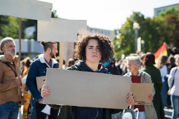 Mensen met borden en posters over wereldwijde staking voor klimaatverandering. — Stockfoto