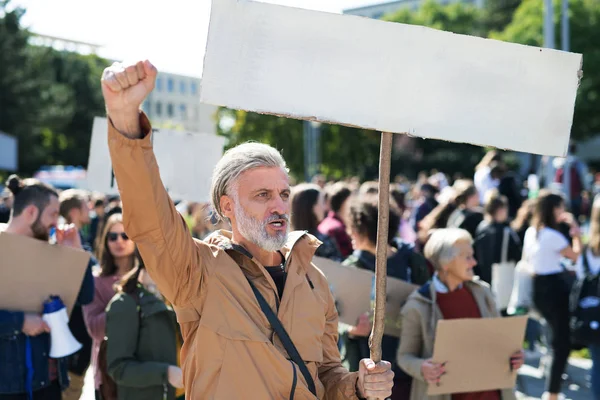 Personas con pancartas y carteles sobre la huelga mundial por el cambio climático . — Foto de Stock