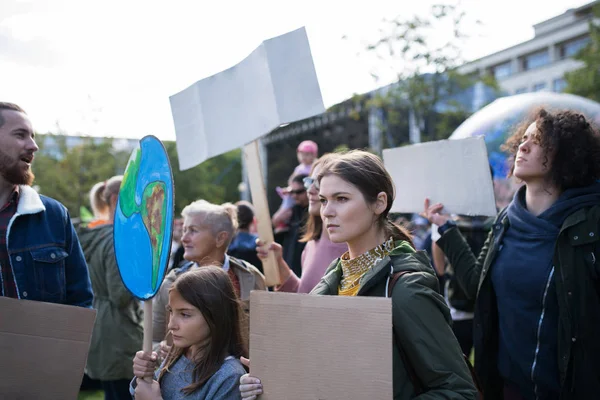 Mensen met borden en posters over wereldwijde staking voor klimaatverandering. — Stockfoto