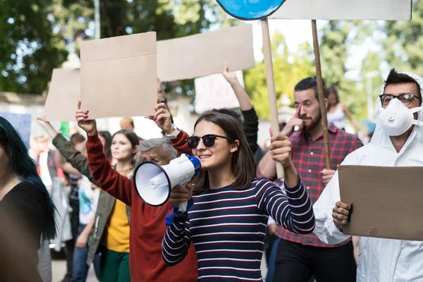 Люди з плакатами та підсилювачем на глобальному страйку за зміну клімату . — стокове фото