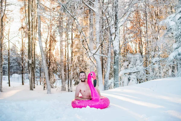 Nahoře bez mladý muž venku ve sněhu v zimním lese, baví. — Stock fotografie