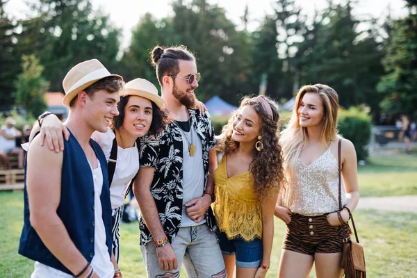 Groep jonge vrienden op zomerfestival, praten. — Stockfoto